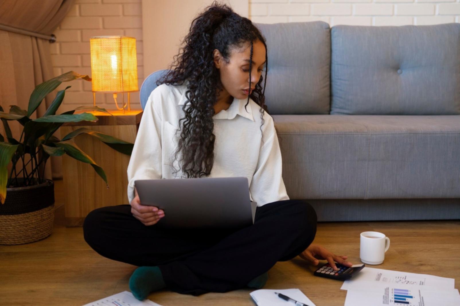 Profesionales trabajando en análisis financiero